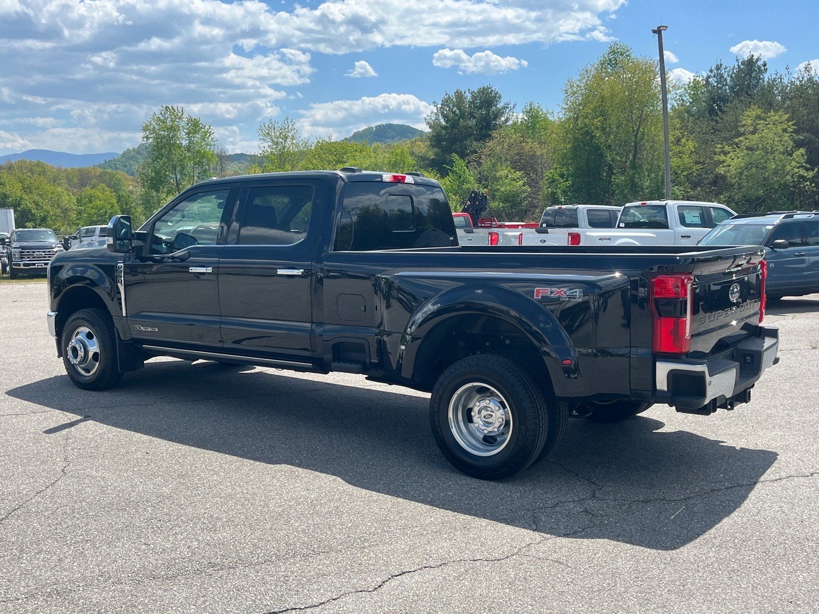 2024 Ford Super Duty F-350 DRW LARIAT