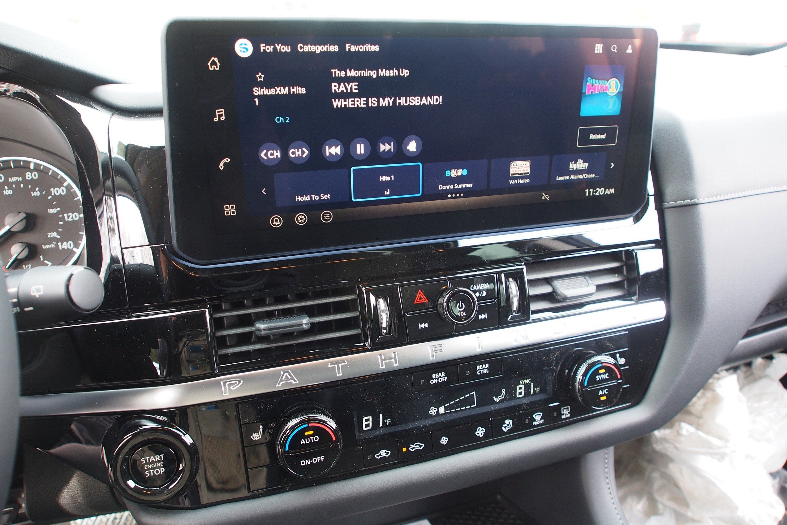 2026 Nissan Pathfinder SV