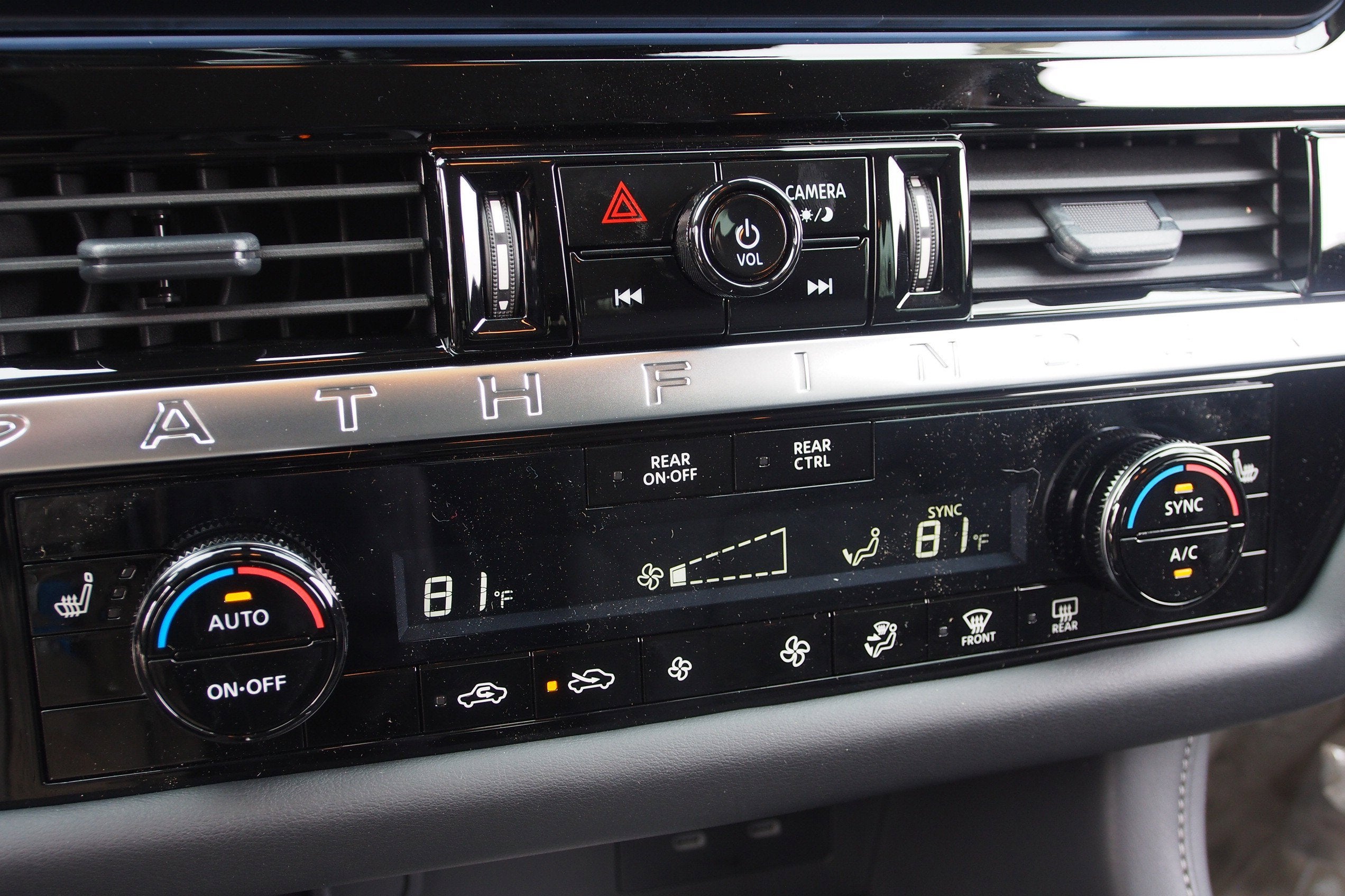 2026 Nissan Pathfinder SV