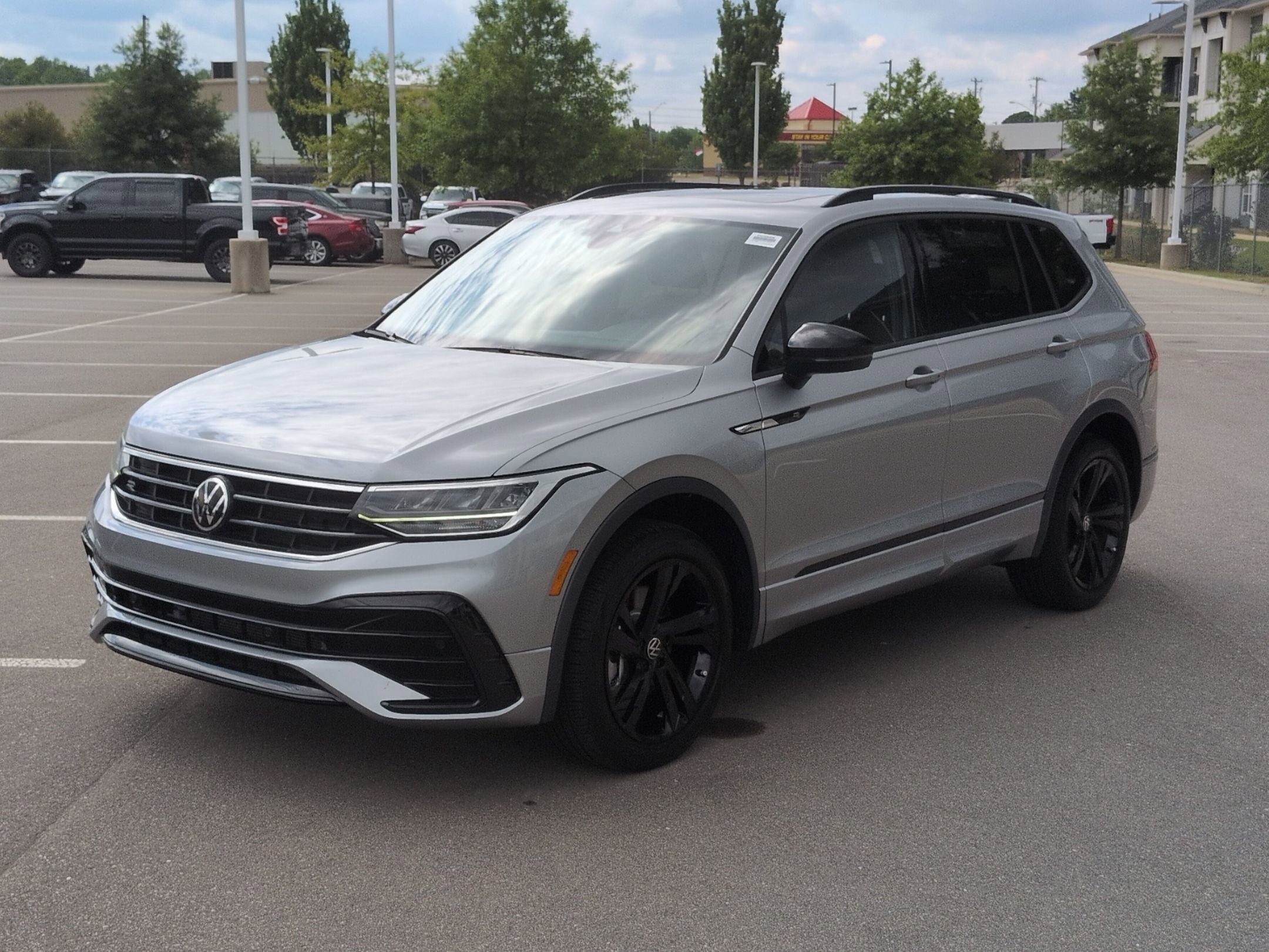 2023 Volkswagen Tiguan SE R-Line Black