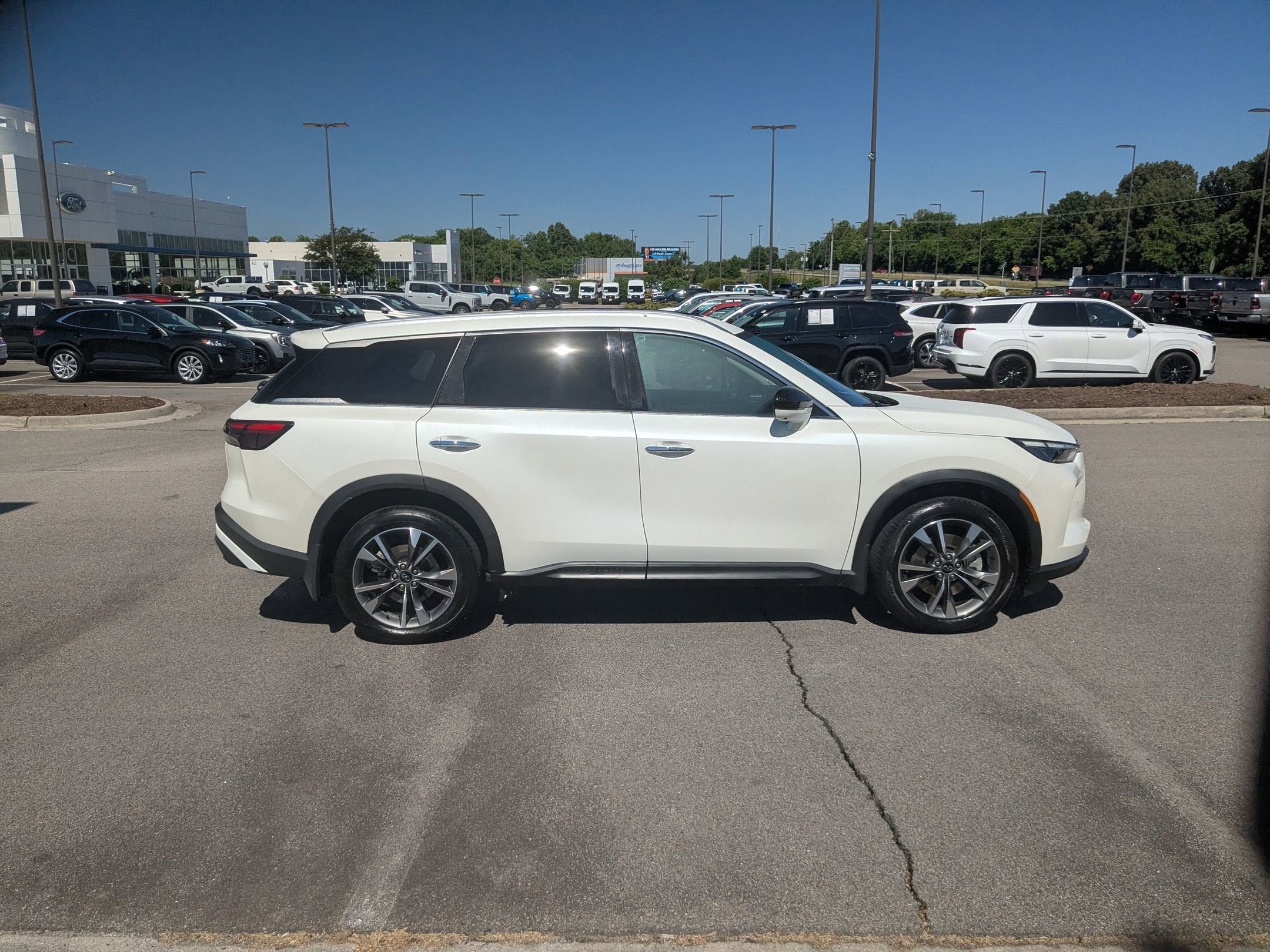 2025 INFINITI QX60 LUXE