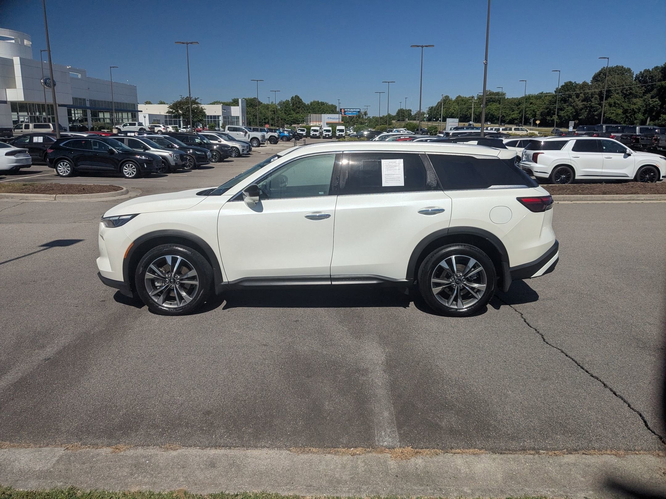 2025 INFINITI QX60 LUXE