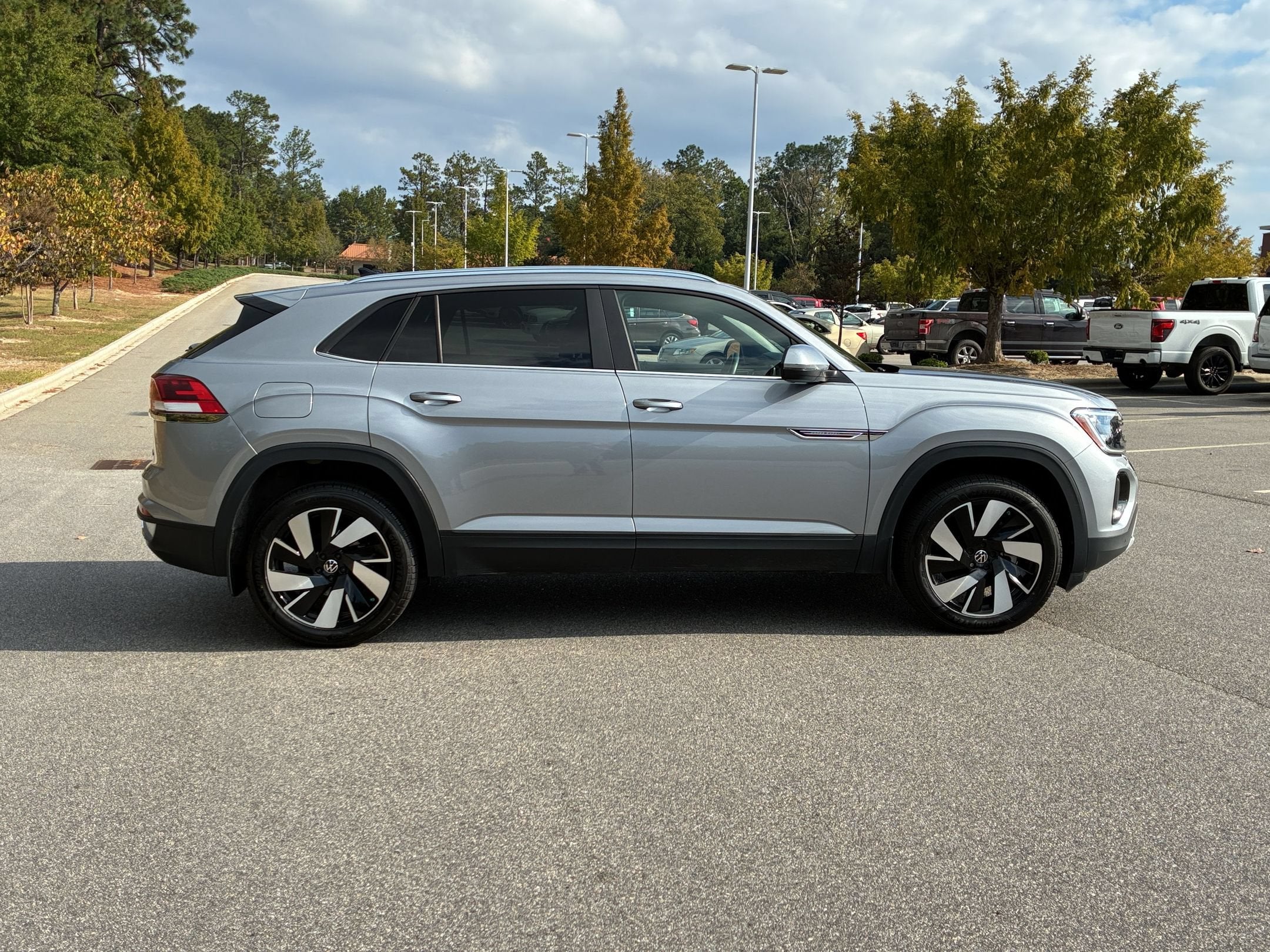 2024 Volkswagen Atlas Cross Sport 2.0T SE w/Technology