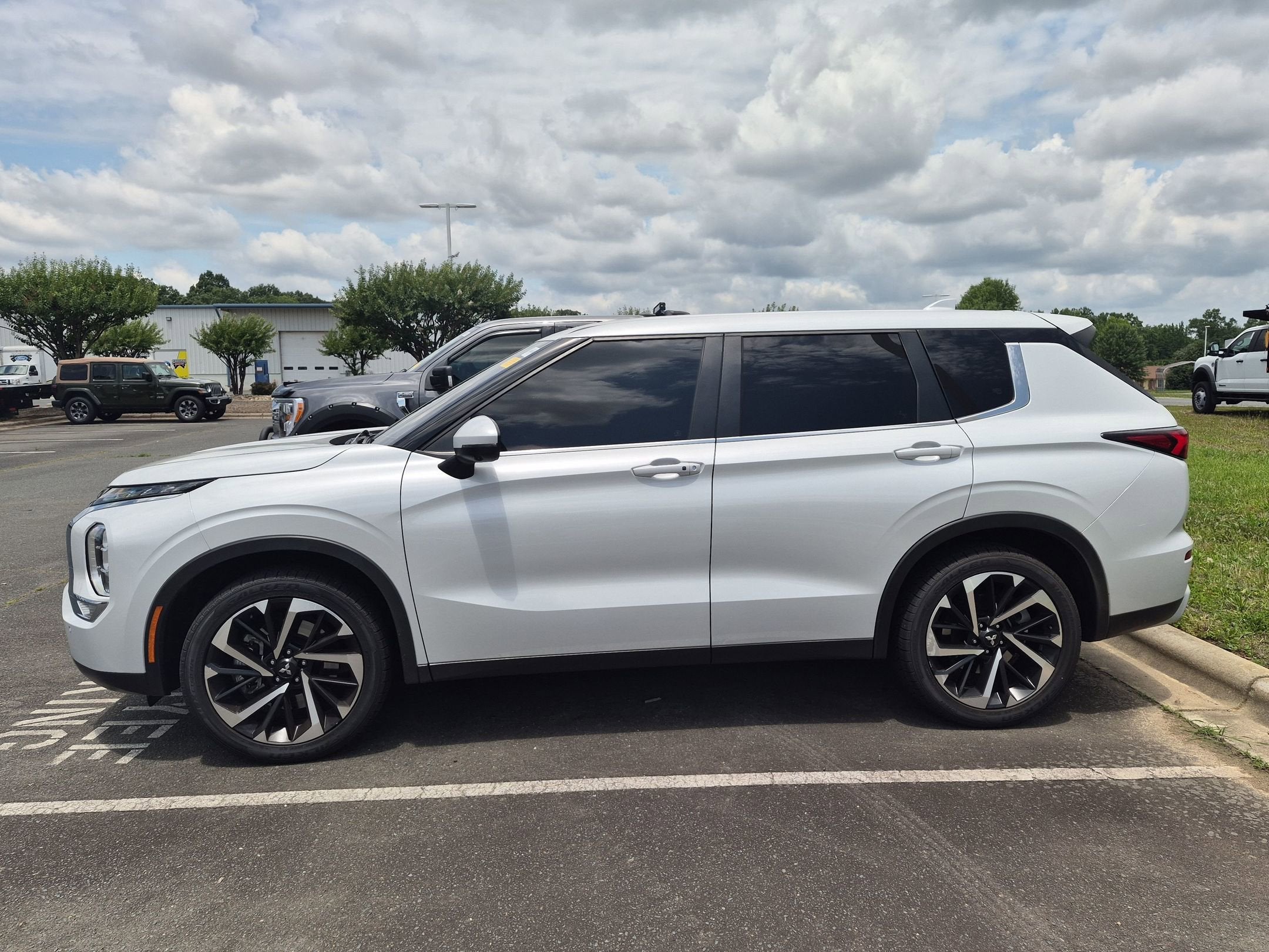 2022 Mitsubishi Outlander Base