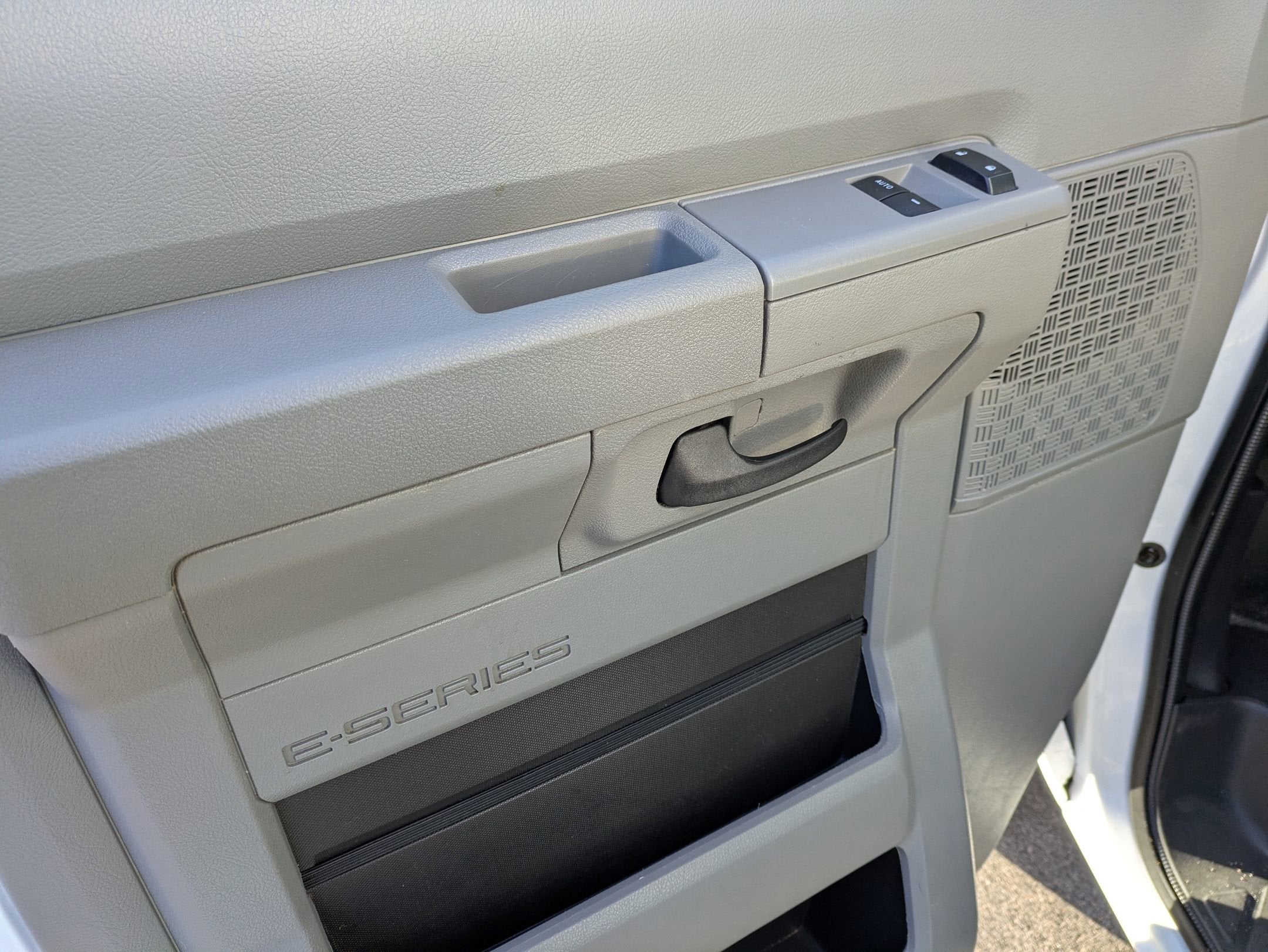 2024 Ford E-Series Cutaway Base