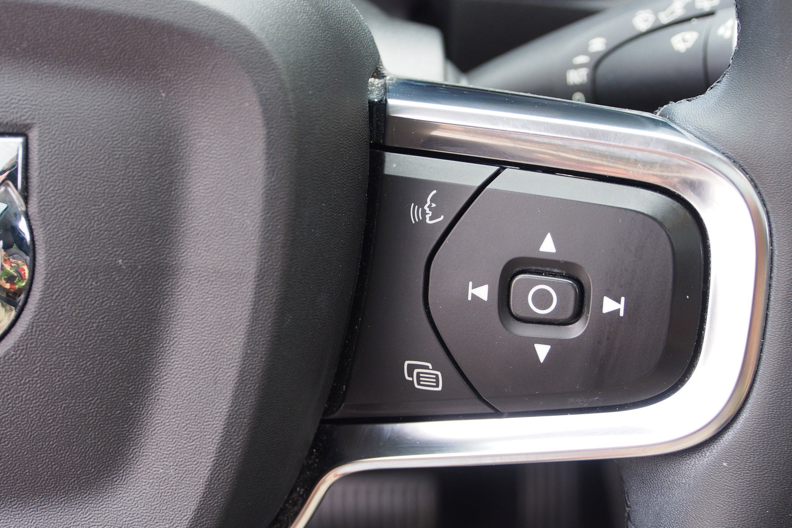 2023 Volvo XC40 Plus Dark Theme